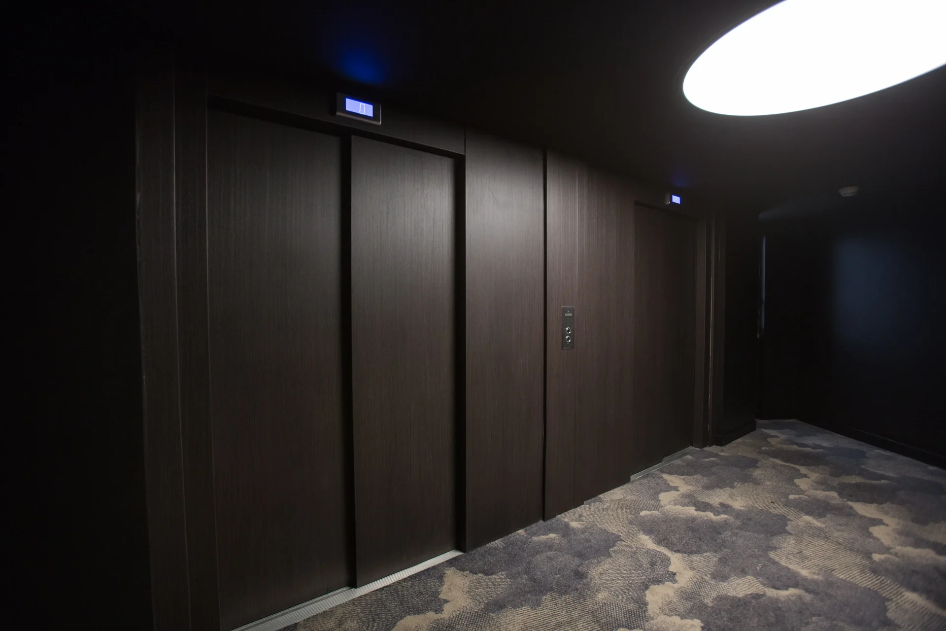 Elevatorområde beklædt med mørk designfolie