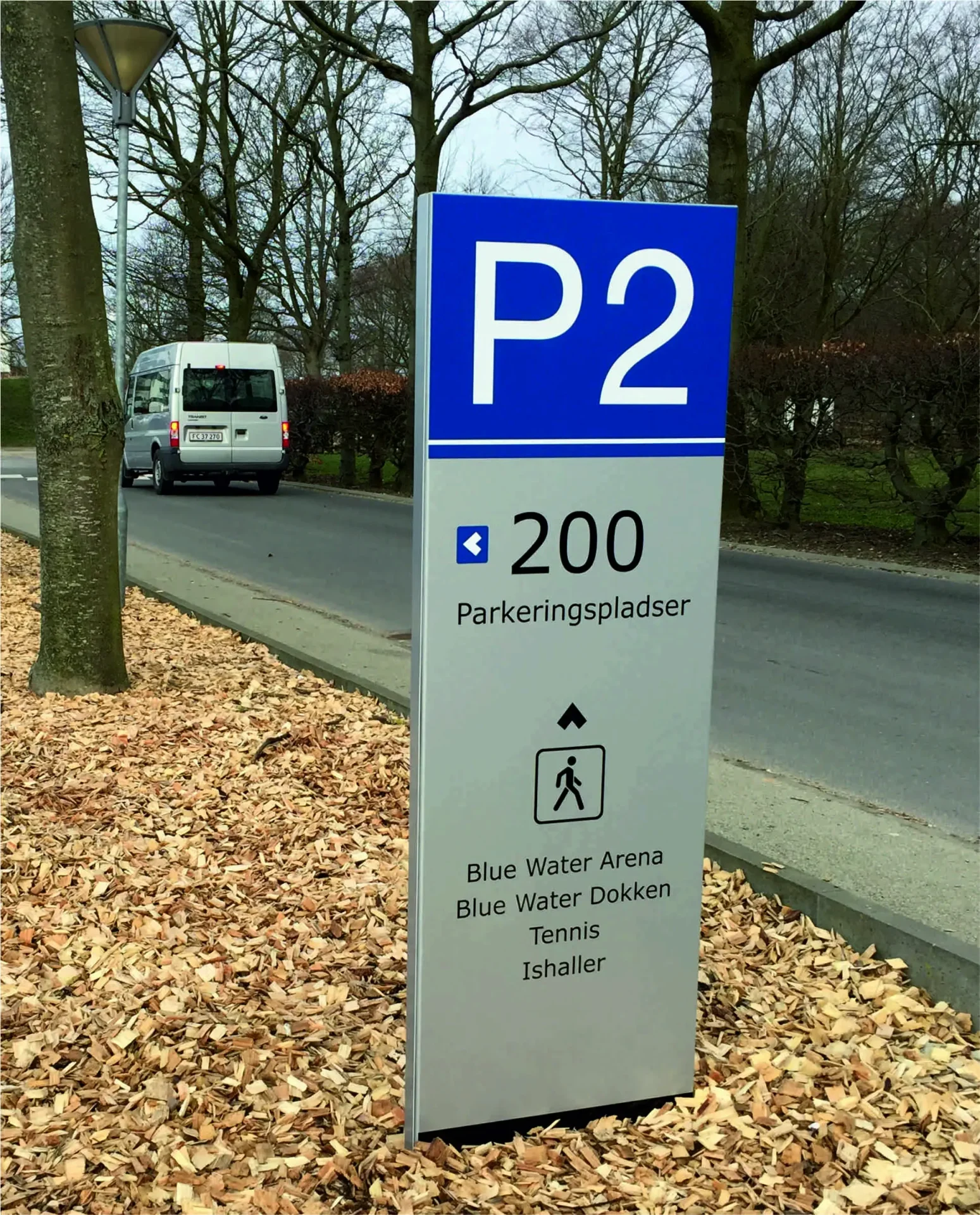 Fritstående parkeringspylon med tydelig vejvisning
